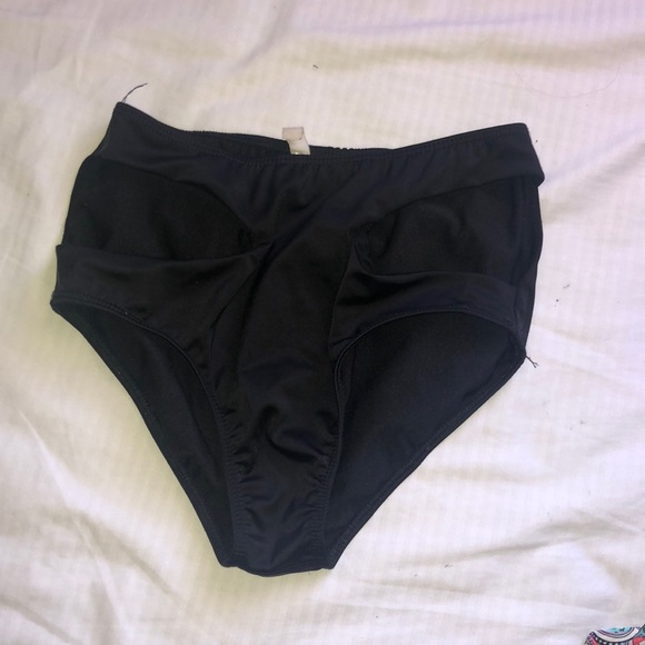 Black swimsuit top and bottom - Picture 4 of 5